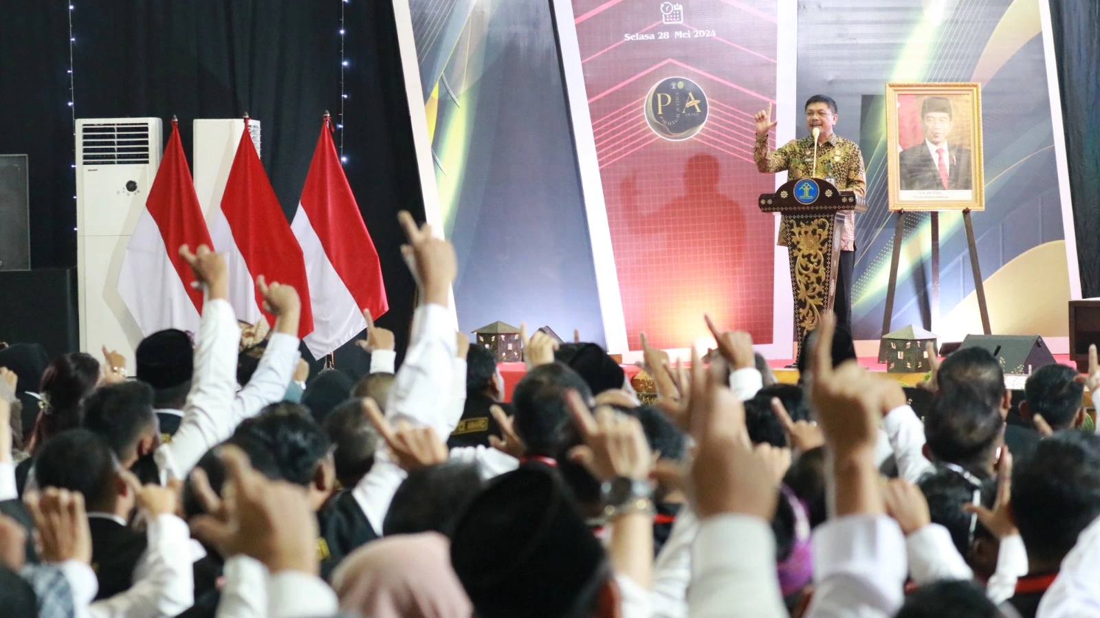 BERIKAN KULIAH UMUM DI PARALEGAL ACADEMY 2024, KEPALA PUSAT JDIHN AJAK KEPALA DESA DAN LURAH DUKUNG JDIH